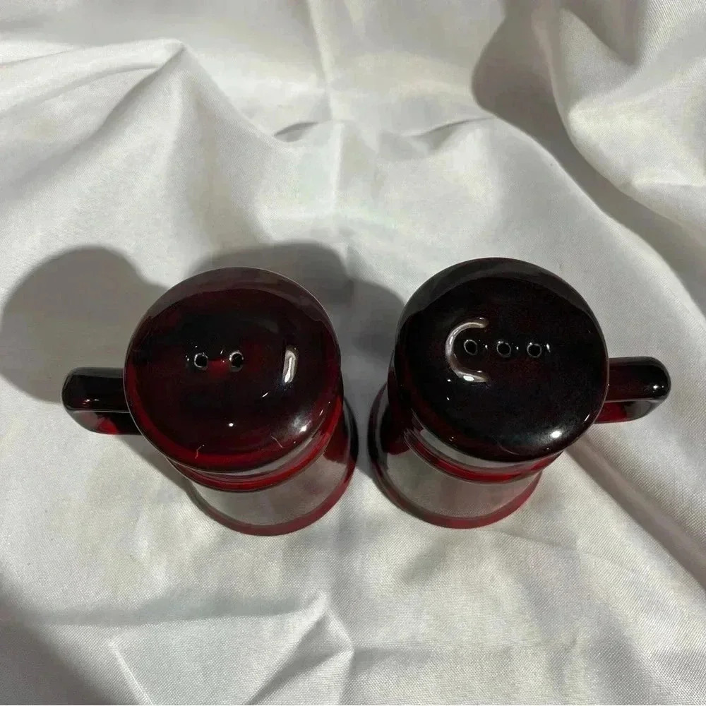 Vintage Large Red and Black Glazed Ceramic Seasoning Shakers - Picture 4 of 6
